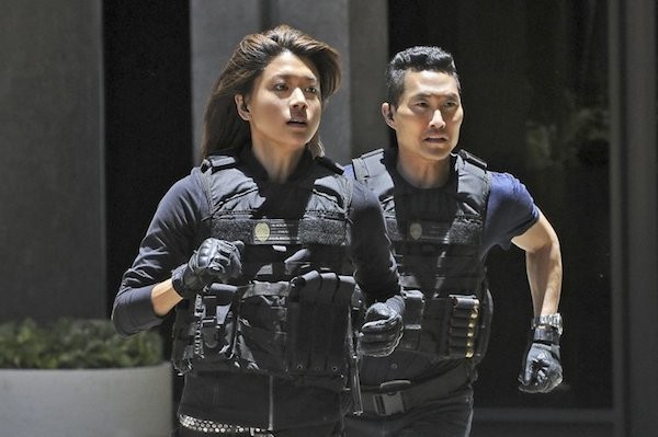 Os atores Daniel Dae Kim e Grace Park em Hawaii Five-0 (Foto: Reprodução)