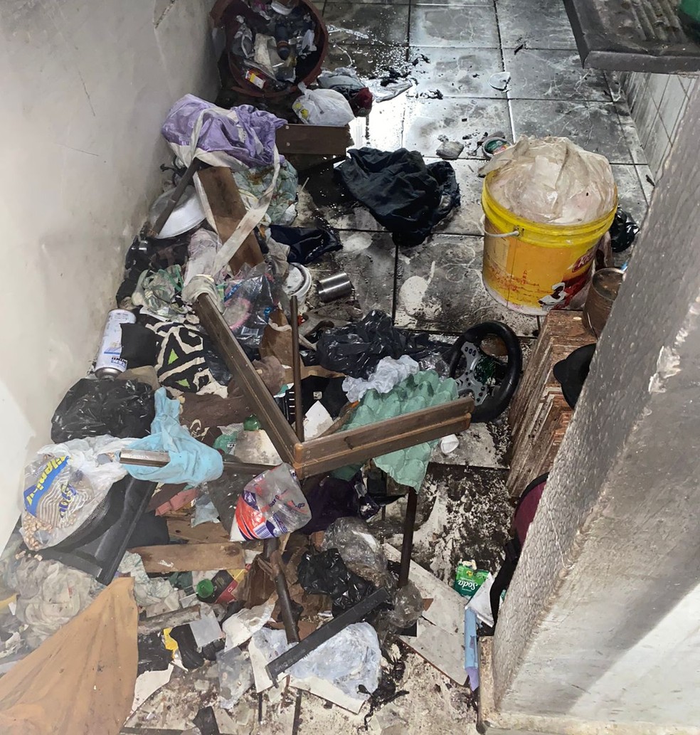 Moradores disseram que vizinho acumulava objetos e lixo em imóvel que pegou fogo em Salvador — Foto: Redes Sociais