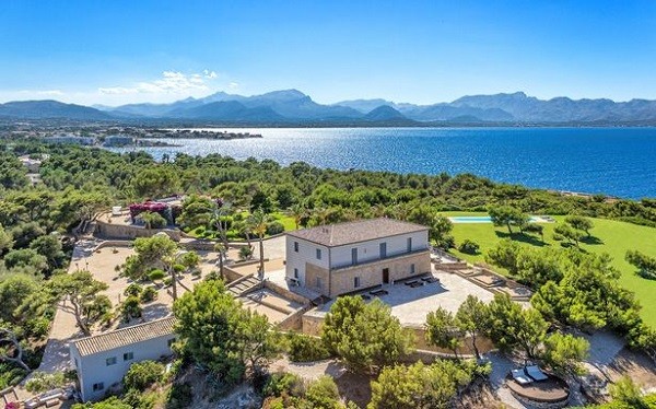 A mansão alugada pelo jogador de futebol português Cristiano Ronaldo na ilha espanhola de Maiorca, com diária de 72 mil reais (Foto: Divulgação)