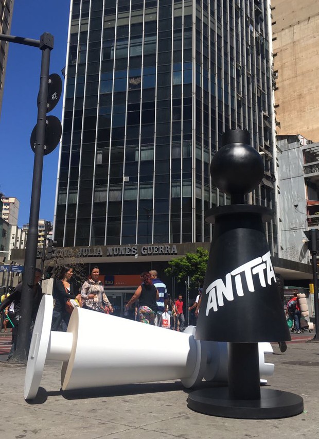 Peças de xadrez gigantes com o nome da Anitta espalhadas por cidades do Brasil (Foto: Divulgação)