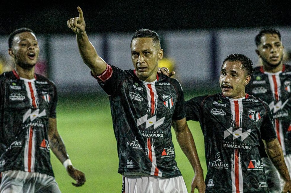 Marcelinho conseguiu o gol de empate nos acr&eacute;scimos do primeiro tempo &mdash; Foto: Jo&atilde;o Normando