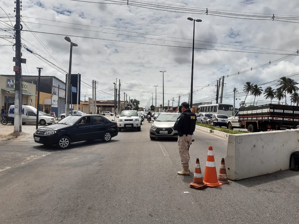Agentes orientam sobre rotas alternativas. â€” Foto: Lucas Cortez/Inter TV Cabugi