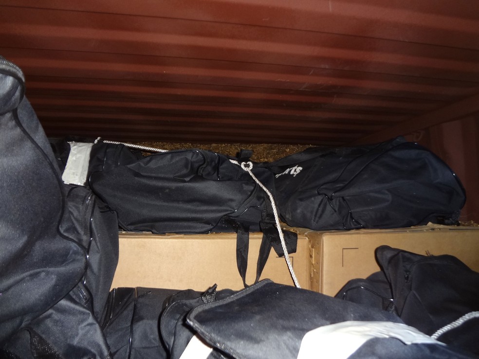 Cerca de 1,6 tonelada de cocaína foi encontrada no Porto de Hamburgo, na Alemanha. Navio tinha deixado o Brasil — Foto: Alfândega da Alemanha/Divulgação