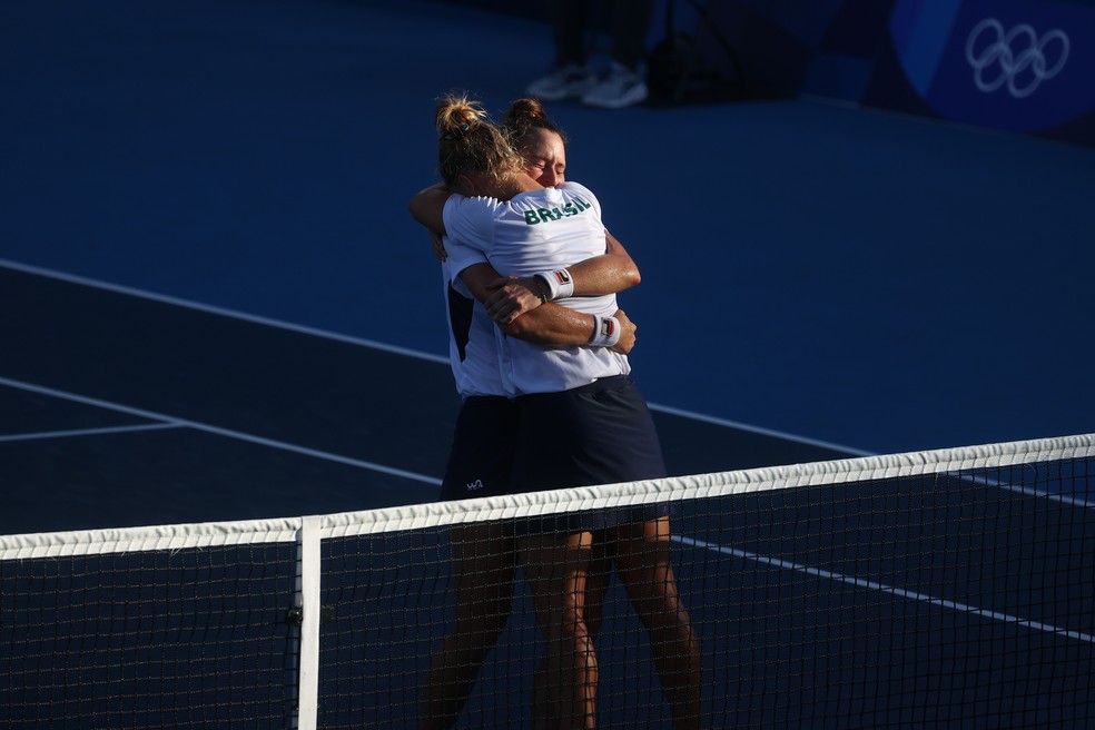 Brasileiras comemoram medalha inédita no tênis — Foto: REUTERS/Yara Nardi
