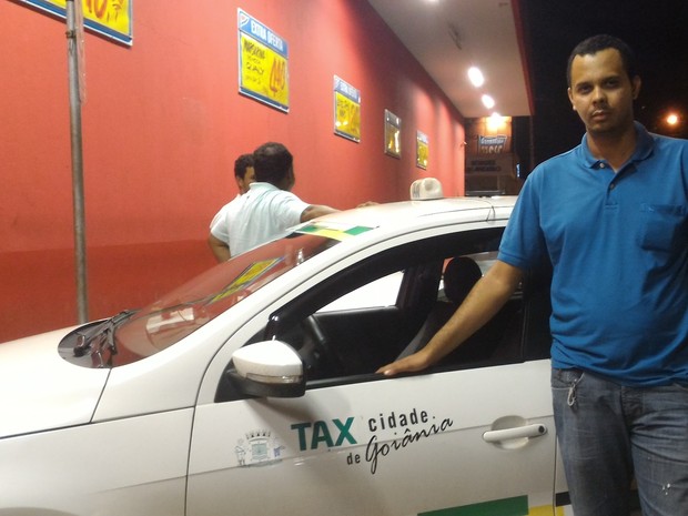 Taxista Lucas Costa acredita que serviço deveria ser regulamentado pela Prefeitura Goiânia Goiás (Foto: Vanessa Martins/G1)