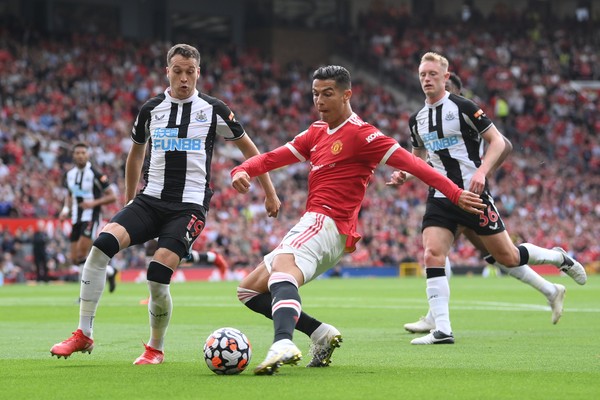 Cristiano Ronaldo em ação pelo Manchester United em partida contra o Newcastle que marcou sua reestreia pela equipe inglesa (Foto: Getty Images)