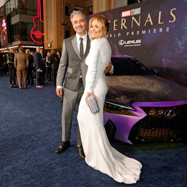 LOS ANGELES, CALIFORNIA - OCTOBER 18: (L-R) Taika Waititi and Rita Ora arrive for the World Premiere of Marvel Studios’ Eternals at the El Capitan Theatre in Hollywood on October 18, 2021. (Photo by Amy Sussman/Getty Images for Lexus) (Foto: Getty Images for Lexus)