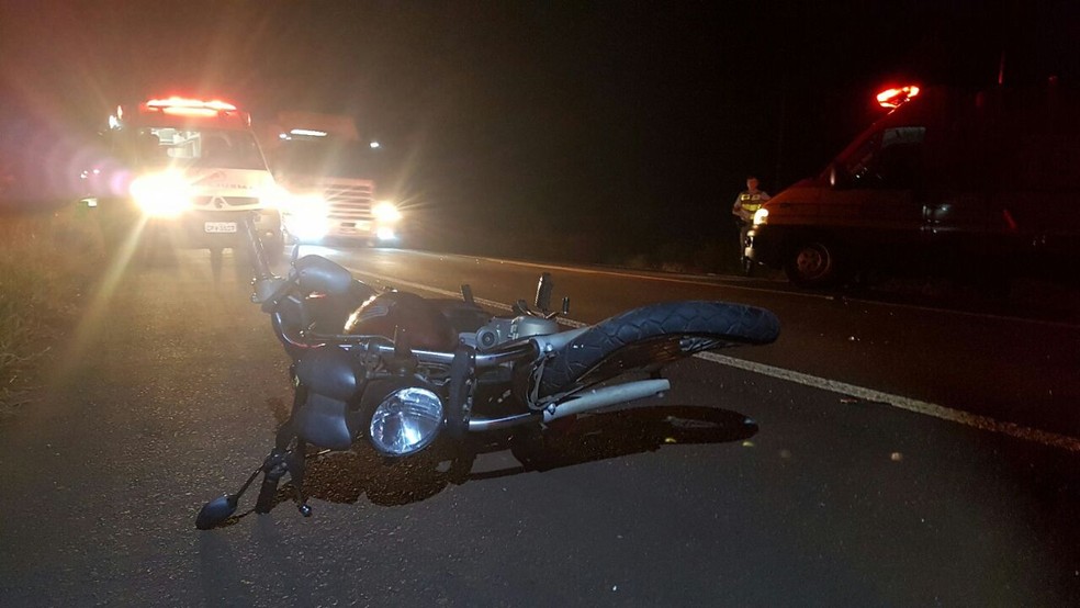 No primeiro acidente, uma moto bateu atrás de um carro, deixando o motociclista ferido (Foto: Luizinho Andretto/Arquivo Pessoal)