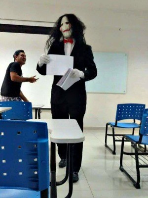 Professor surpreende ao aparecer para aplicar prova vestido de Jigsaw, dos 'Jogos  Mortais
