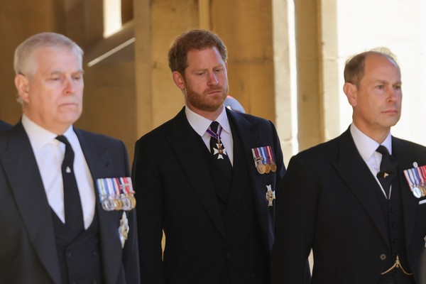 Os príncipes Andrew, Harry e Edward no funeral do Príncipe Philip, em abril de 2021 (Foto: Getty Images)