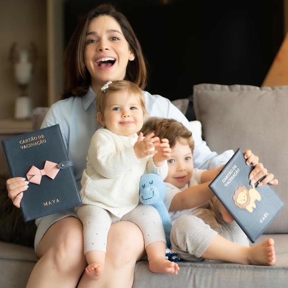 A atriz Sabrina Petraglia e os filhos Gael e Maya  — Foto: Instagram
