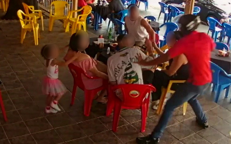 Torcedor do Goiás é agredido em restaurante de Goiânia, Goiás — Foto: Reprodução/TV Anhanguera