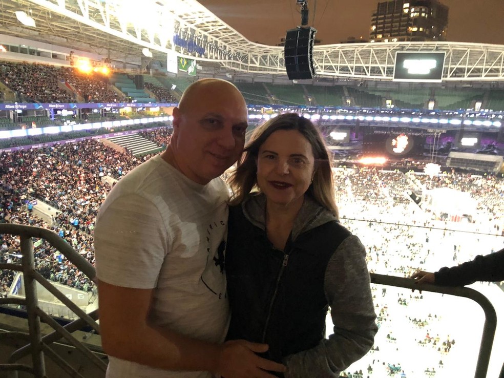  Rubel Koch e Silvia Arantes esperam pelo show de Shawn Mendes em São Paulo — Foto: Thaís Matos/G1