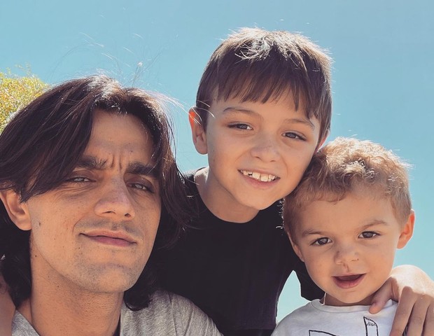 Felipe Simas com Joaquim e Vicente (Foto: Reprodução/Instagram)