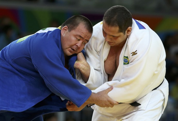 Rafael Silva contra Abdullo Tangriev, do Uzbequistão na disputa pelo bronze da Rio 2016 (Foto: Reuters)