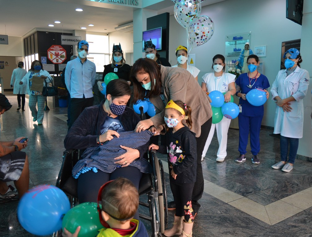 Mãe vê filho recém-nascido pela 1ª vez em Presidente Prudente — Foto: Santa Casa de Presidente Prudente 