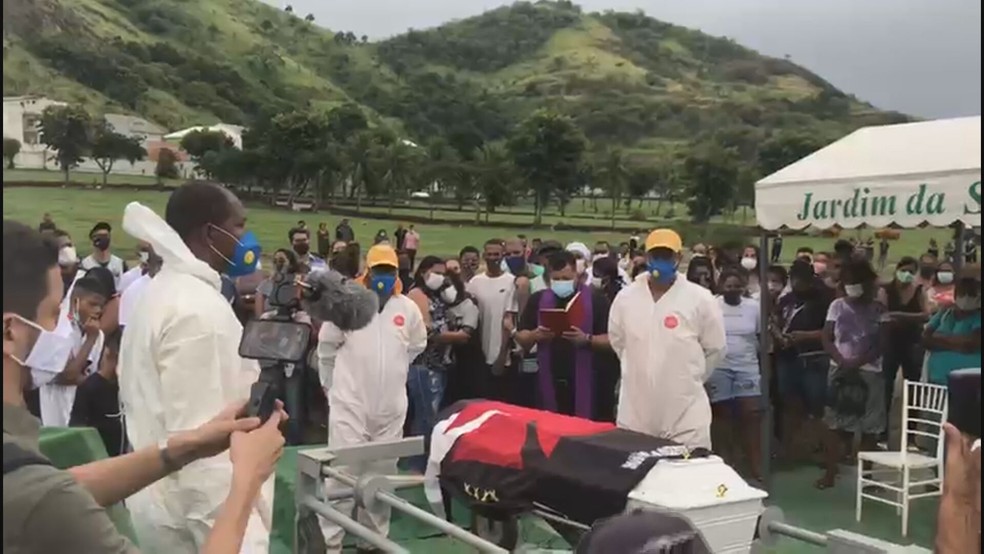 Homenagem a Kaio com a bandeira do Vasco, time do coração do menino — Foto: TV Globo