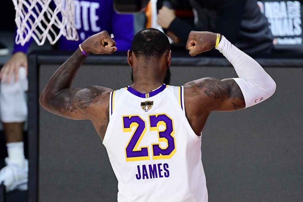 LeBron James comemora mostrando os bíceps pelos Lakers na NBA — Foto: Douglas P. DeFelice/Getty Images