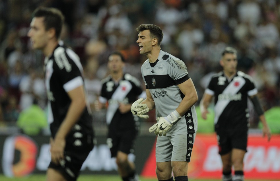 Leo Jardim fez grandes defesas para segurar o empate — Foto: Alexandre Cassiano