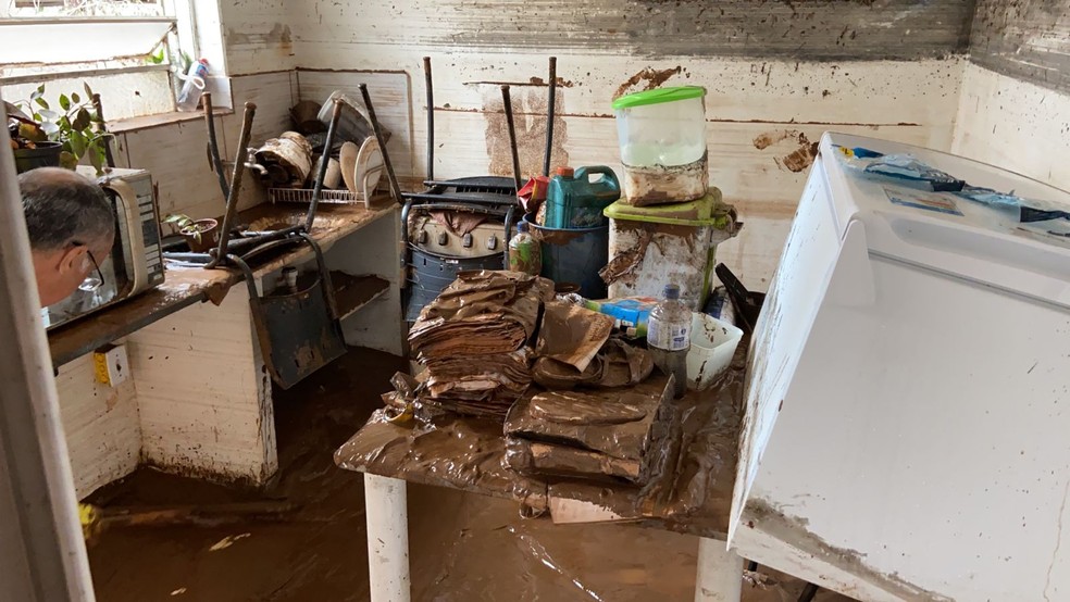 Moradores tiveram as casas invadidas pela lama — Foto: Prefeitura de Rio Acima / Divulgação