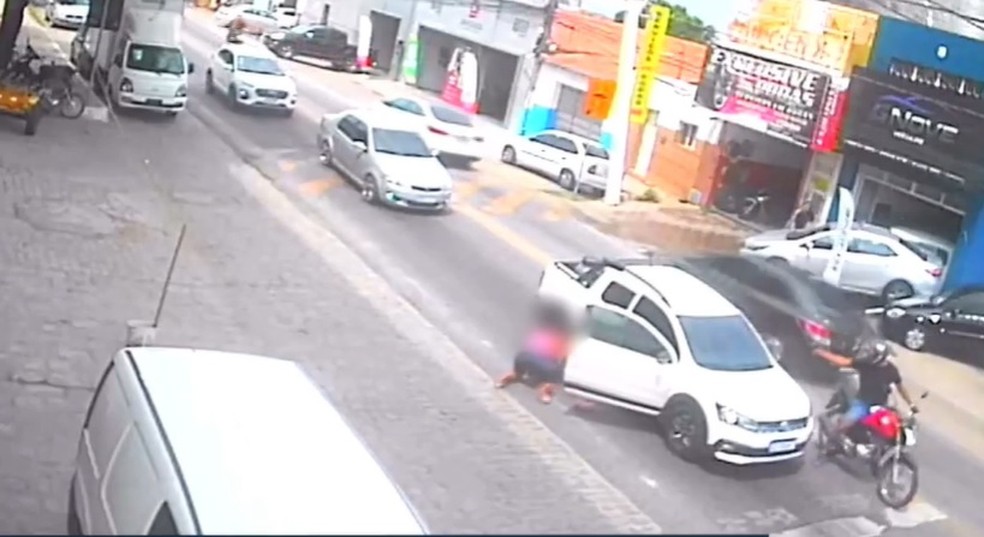 Homem é morto a tiros dentro de carro parado em semáforo em Patos, no Sertão da Paraíba — Foto: Reprodução/TV Paraíba/Patos TV