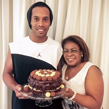 Ronaldinho Gaúcho comemora o aniversário da mãe, Dona Miguelina (Foto: Reprodução / Twitter)