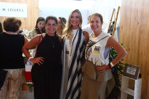 Daniela Falcão e Donata Meirelles com a designer Maria Loures, no estande da M.Loures no Veste Rio