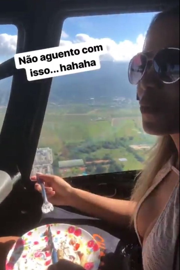 Anitta come no helicóptero (Foto: Reprodução/Instagram)