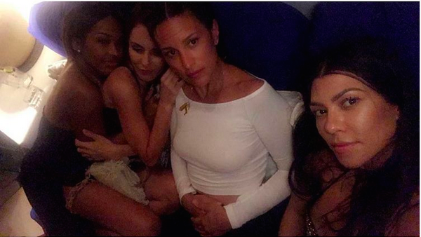 Kourtney Kardashian de férias com amigas no México (Foto: Instagram)