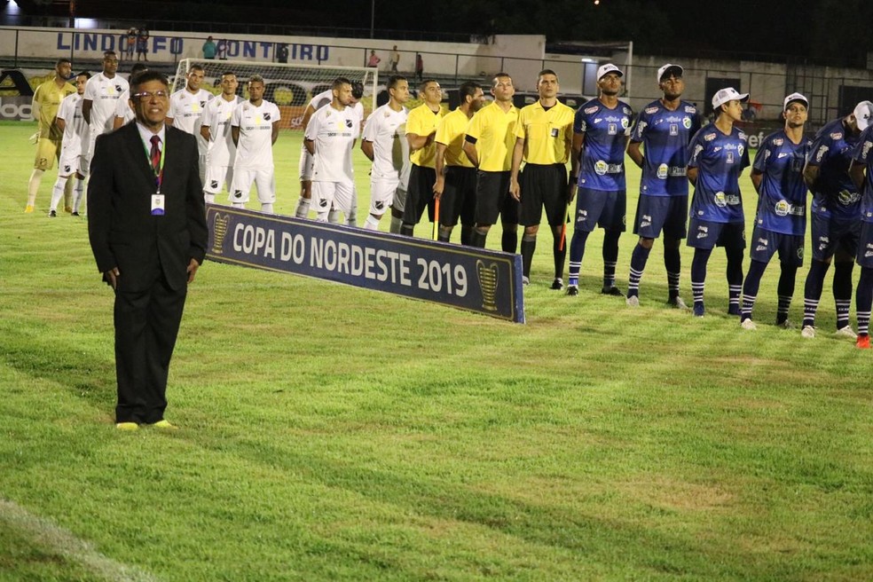 Altos x ABC teve arbitragem comandada por Mayron dos Reis — Foto: Arthur Riberiro/GloboEsporte.com