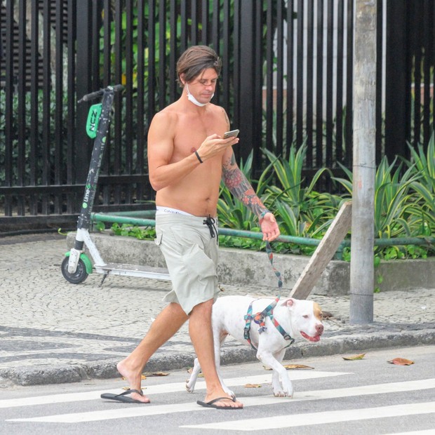 Dado Dolabella passeia com cão de estimação (Foto: Daniel Delmiro/AgNews)