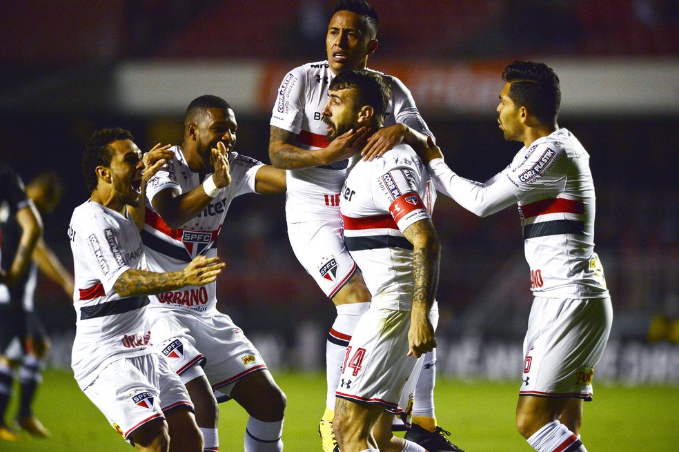 Pratto celebra o gol marcado na vitória sobre o Vasco (Foto: Marcos Ribolli)