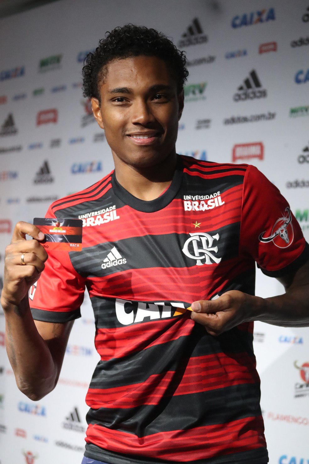 Vitinho posa com a camisa do Flamengo após ser apresentado (Foto: Gilvan de Souza/Flamengo)