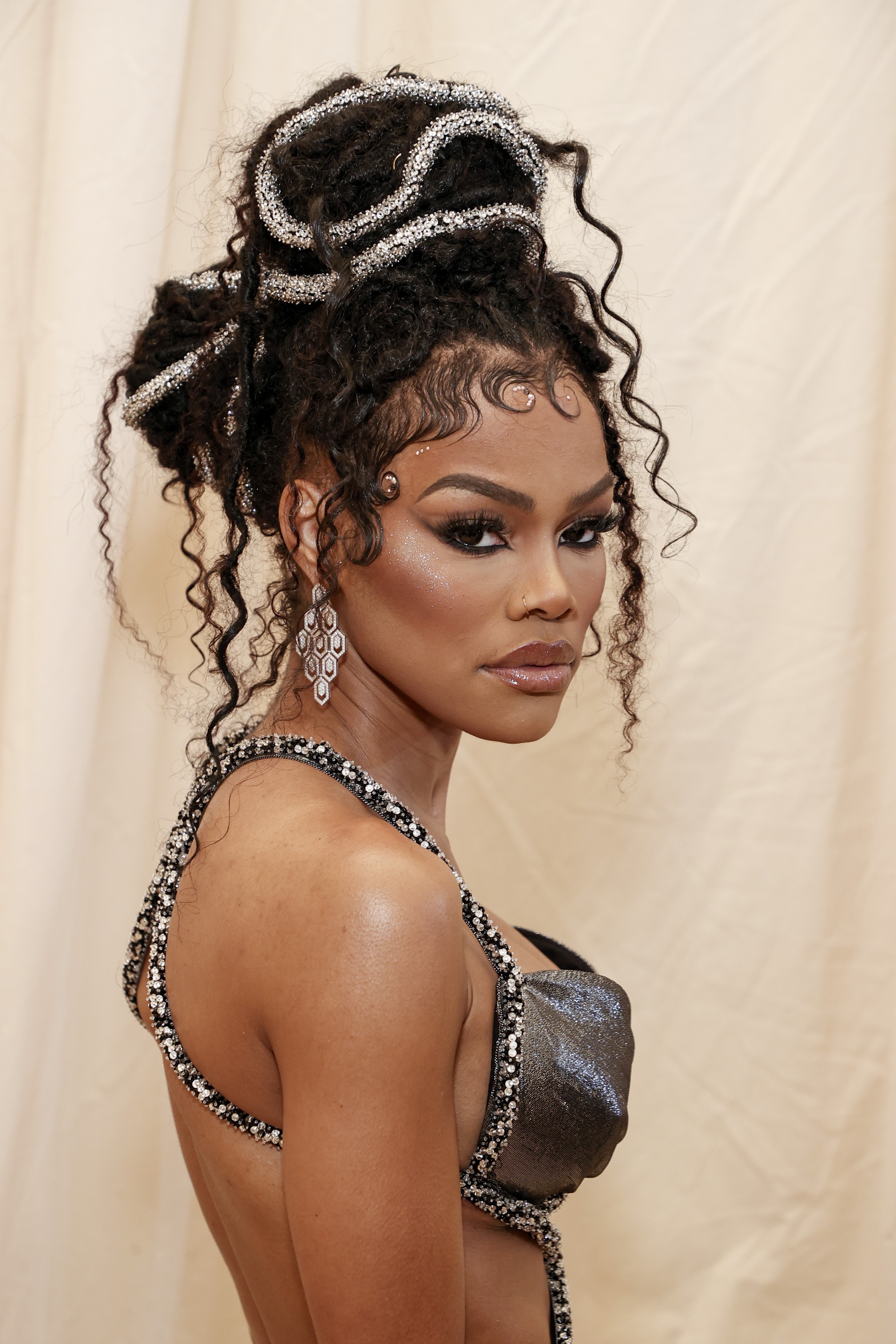 A cantora Teyana Taylor foi com um dos cabelos mais interessantes da noite, cheio de texturas, uma verdadeira escultura (Foto: Getty Images)