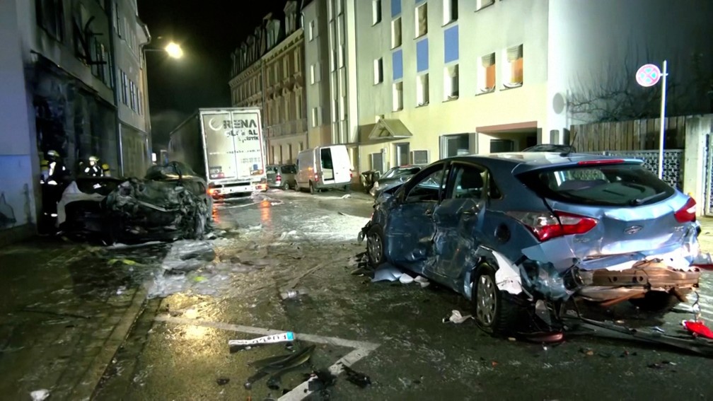 Motorista de caminhão bêbado é preso após furar o sinal vermelho, bater em um veículo em um cruzamento e destruir ao menos 31 carros estacionados na cidade de Fuerth, na Bavária, em 8 de fevereiro de 2022 na Alemanha — Foto: Reprodução/Reuters