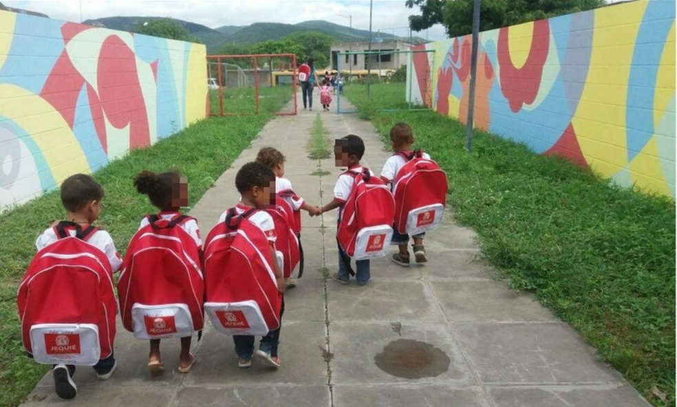 Em 2017, a prefeitura de Jequié, na Bahia, entregou mochilas "gigantes" para alunos da creche municipal.  — Foto: Reprodução/Facebook