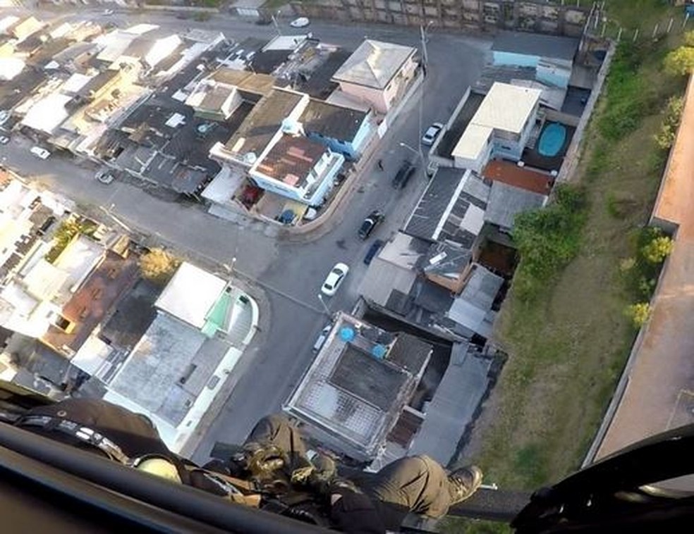 Helic&oacute;ptero da Pol&iacute;cia Civil &eacute; usado na opera&ccedil;&atilde;o (Foto:  Pol&iacute;cia Civil/Divulga&ccedil;&atilde;o)