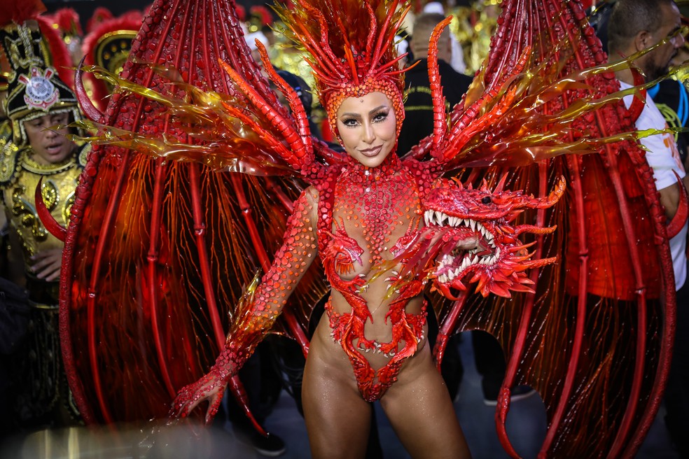 Sabrina Sato, rainha de bateria da Gaviões da Fiel, antes do desfile da escola no Anhembi — Foto: Fábio Tito/g1