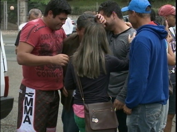 Familiares de vítimas do acidente foram ao IML de Joinville neste domingo (Foto: Reprodução/RBSTV)