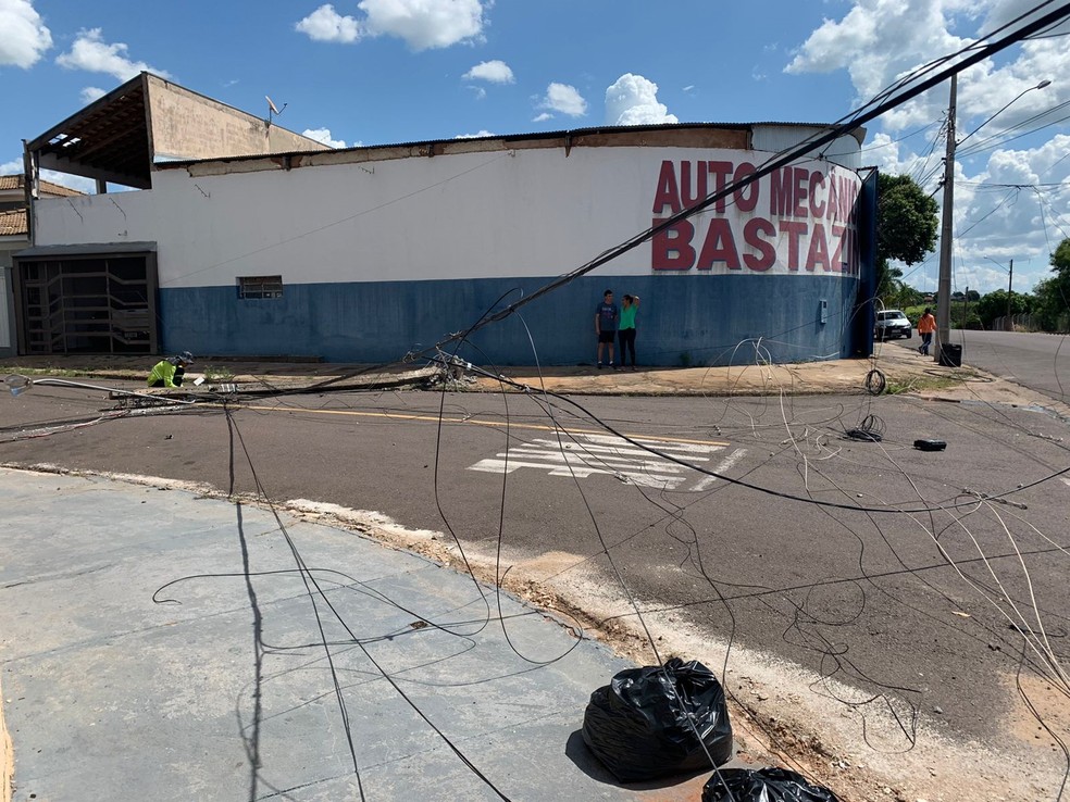 Caminhão derrubou postes da rede elétrica no Parque dos Girassóis, em Presidente Prudente (SP), na tarde desta segunda-feira (7) — Foto: João Martins/TV Fronteira