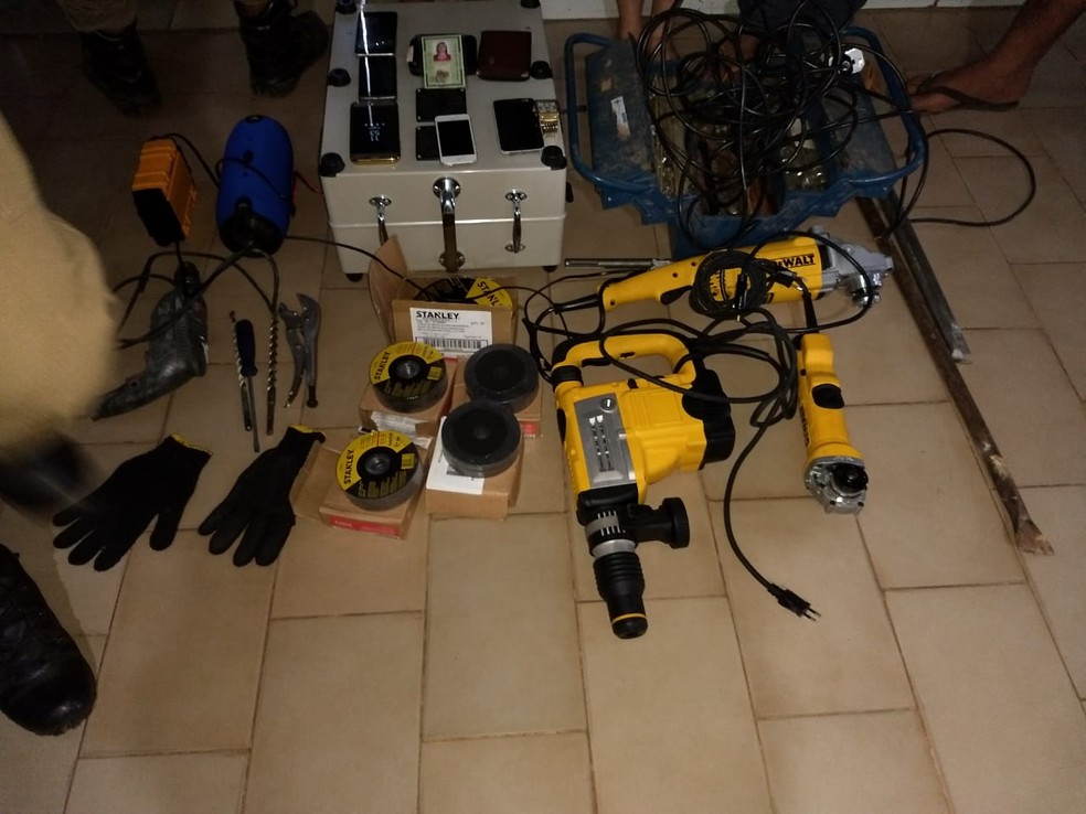 Material que foi apreendido com os suspeitos durante tentativa de roubo em Augustinópolis (Foto: Divulgação/Polícia Militar)