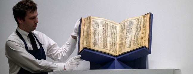 O Codex Sassoon é leiloado na Sotheby's, em Nova York, em 17 de maio de 2023 — Foto: ANGELA WEISS / AFP