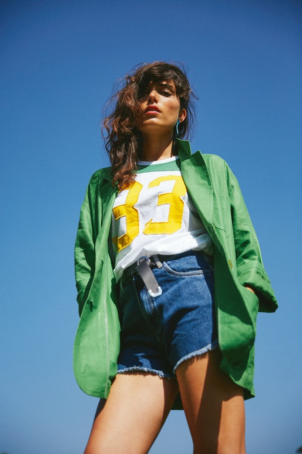 Em tempos de slow fashion e de Copa do Mundo, Marina Theiss, no comando da Thrif-Tee, prova que amor pelo futebol, moda e sustentabilidade podem, sim, caminhar de mãos dadas. Em parceria com o Style Market, a empresária, com faro fino para garimpar ótimas (Foto: Tom Tebet)