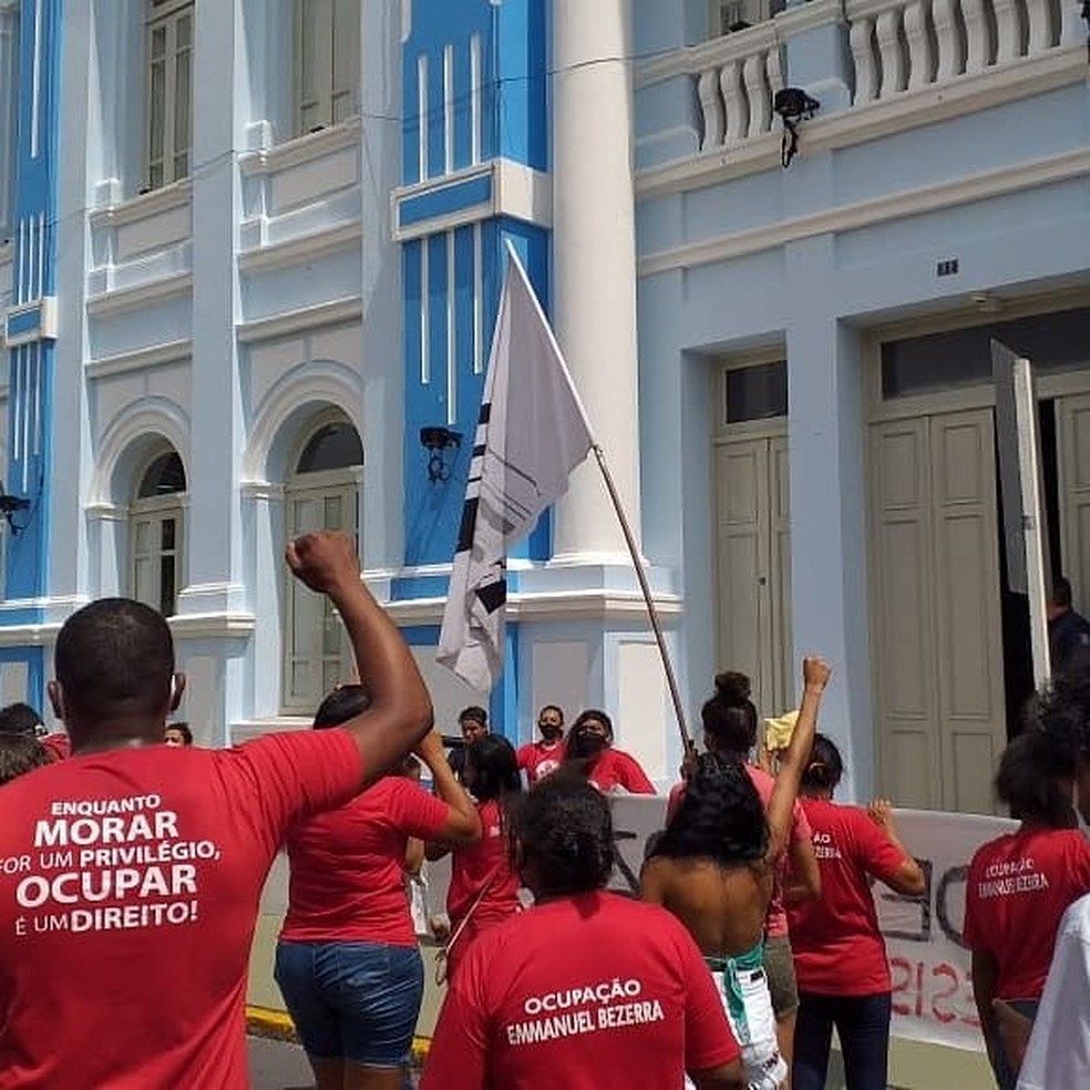 Protesto das famílias da ocupação Emannuel Bezerra protestaram em frente à Prefeitura de Natal — Foto: MLB