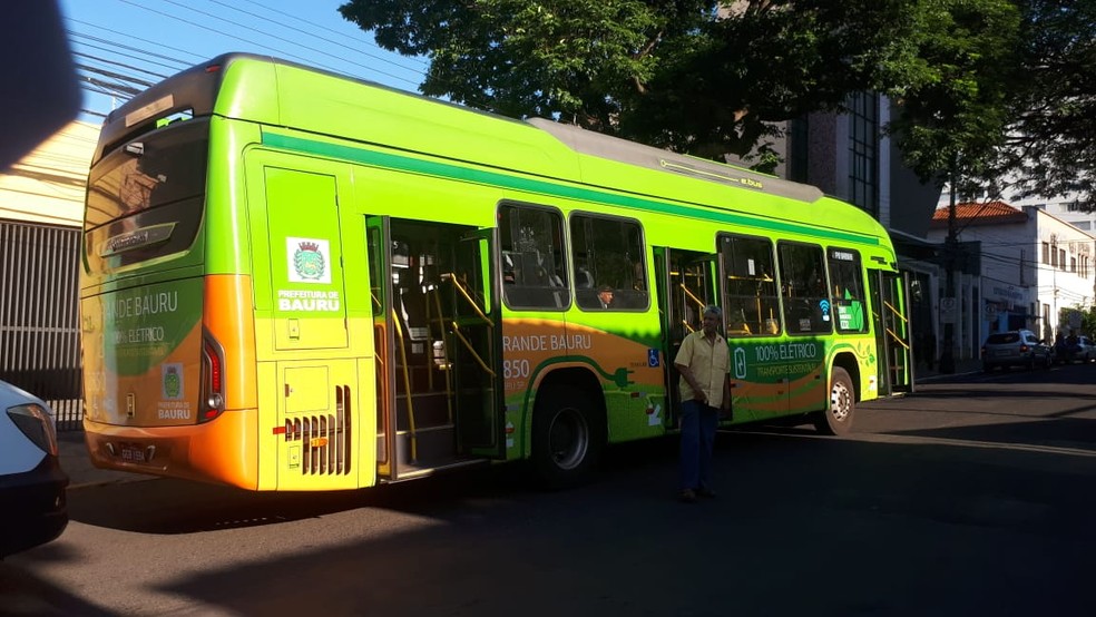 Ônibus envolvido no acidente é um modelo elétrico que atende o sistema de transporte público de Bauru: motorista em estado de choque — Foto: Ariane Flores/TV TEM