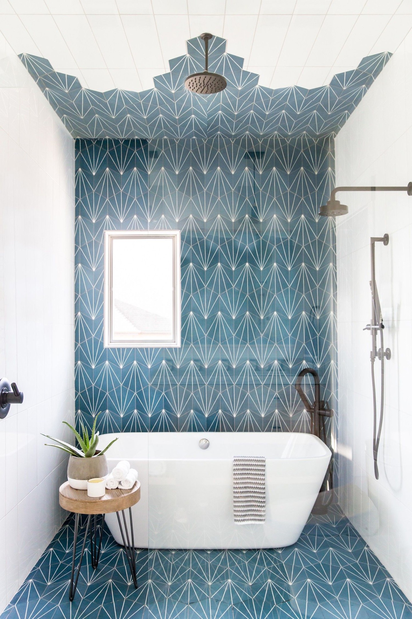 Décor do dia: mix de azulejos geométricos no banheiro (Foto: Divulgação)