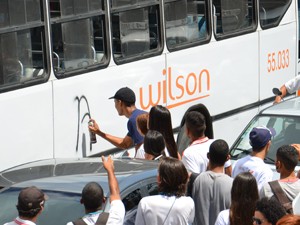 Estudantes picharam ônibus enquanto estavam parados no sinal, próximo ao Terminal de Integração de João Pessoa (Foto: Walter Paparazzo/G1)