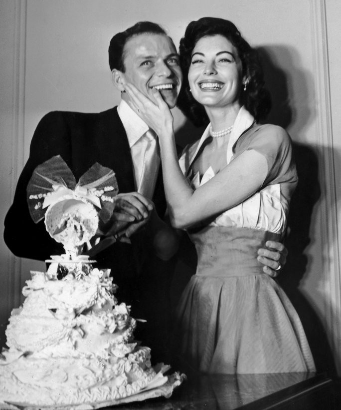7th November 1951:  American pop singer Frank Sinatra poses with his wife, American actor Ava Gardner, standing behind their wedding cake on their wedding day. Gardner holds her hand on Sinatra's cheek.  (Photo by Hulton Archive/Getty Images) (Foto: Getty Images)