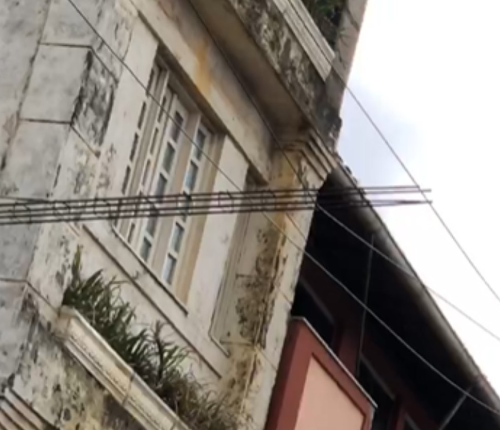 Estrutura de metal atingiu os fios da rede elétrica. — Foto: Boca do Rio Magazine