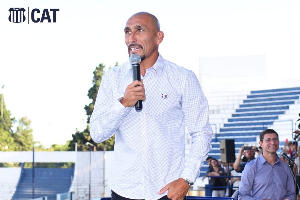Gui&ntilde;azu anuncia sua aposentadoria na arquibancada do est&aacute;dio do Talleres &mdash; Foto: Divulga&ccedil;&atilde;o / C. A. Talleres